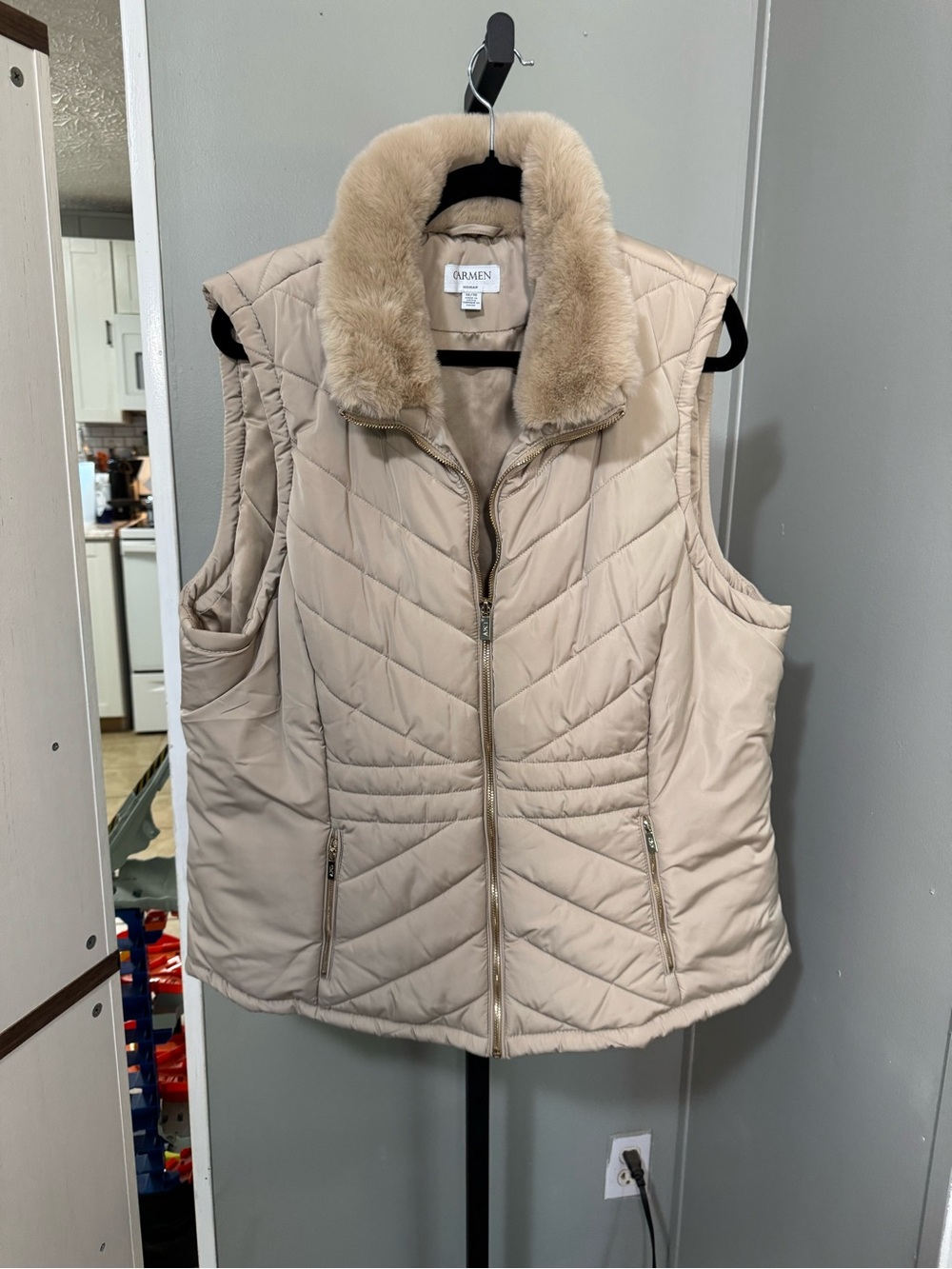 NWOT Carmen Marc Valvo and Beige Faux-Fur Collar Quilted Vest
